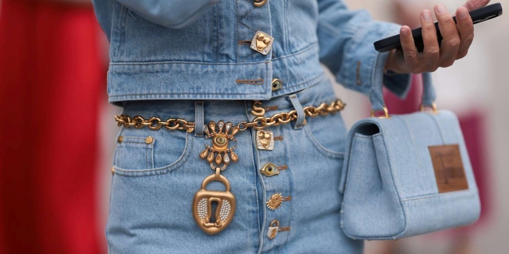 How to put on chain belts
